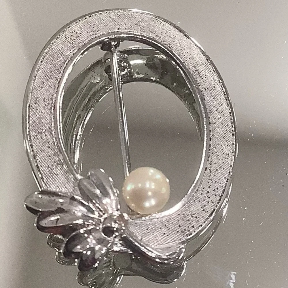 Sterling Silver Oval Brooch with Pearl